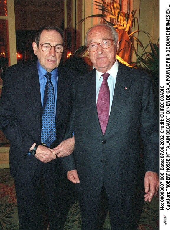 Robert Hossein et Alain Decaux lors du dîner de gala du prix Diane Hermès en 2002 à Paris