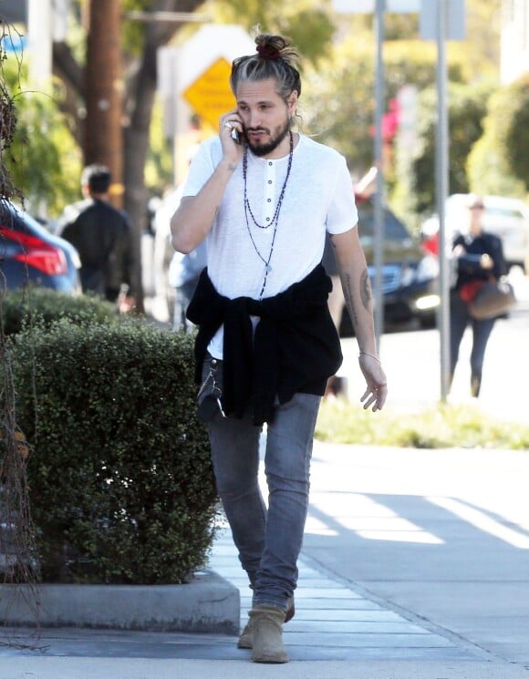 Exclusif - Marco Perego téléphone en se promenant en parlant au téléphone dans la rue à Los Angeles, le 9 mars 2016. Il a le visage de sa femme Zoe Saldana en tatouage sur son avant-bras.