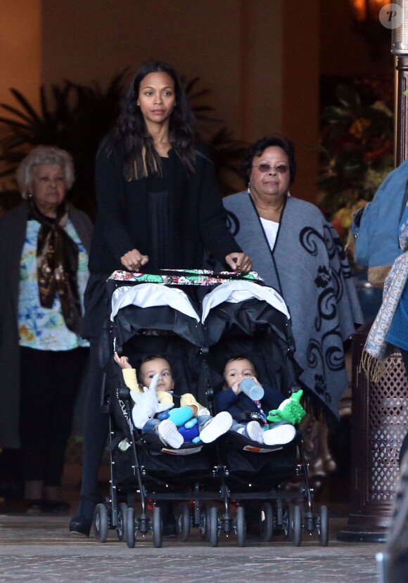 Exclusif - Zoe Saldana, son mari Marco Perego et leurs enfants Bowie et Cy quittent le " Montage " Hôtel à Beverly Hills Los Angeles, le 24 Janvier 2016