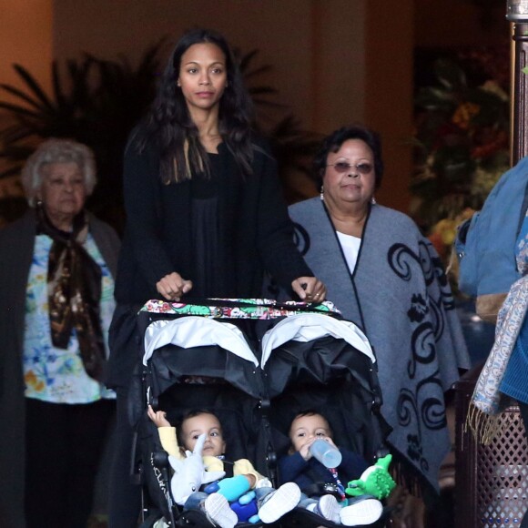 Exclusif - Zoe Saldana, son mari Marco Perego et leurs enfants Bowie et Cy quittent le " Montage " Hôtel à Beverly Hills Los Angeles, le 24 Janvier 2016