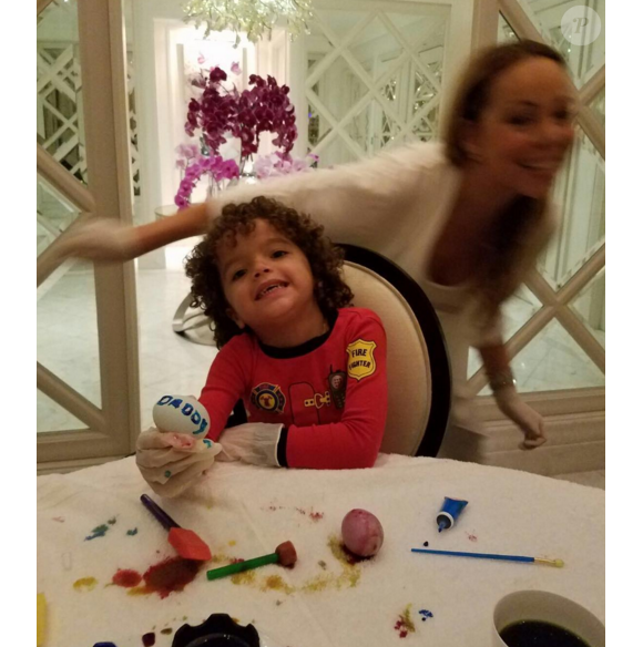 Malgré son emploi du temps surchargé par sa tournée européenne, Mariah Carey a pris le temps de fêter Pâques avec ses enfants, les jumeaux Monroe et Moroccan. Photo publiée sur son compte Instagram, le 27 mars 2016.