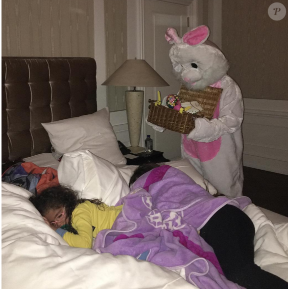 Malgré son emploi du temps surchargé par sa tournée européenne, Mariah Carey a pris le temps de fêter Pâques avec ses enfants, les jumeaux Monroe et Moroccan. Photo publiée sur son compte Instagram, le 27 mars 2016.