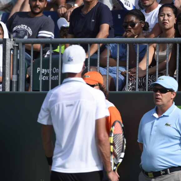 Shy'm a assisté impuissante à la déroute de son compagnon Benoît Paire au troisième tour du Masters 1000 de Miami le 27 mars 2016, battu par Richard Gasquet 6-3, 6-0.