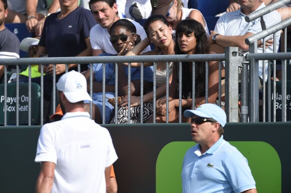 Shy'm a assisté impuissante à la déroute de son compagnon Benoît Paire au troisième tour du Masters 1000 de Miami le 27 mars 2016, battu par Richard Gasquet 6-3, 6-0.