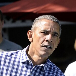 Barack Obama joue au tennis lors de la traditionnelle chasse aux oeufs de Pâques de la Maison Blanche à Washington, le 28 mars 2016.