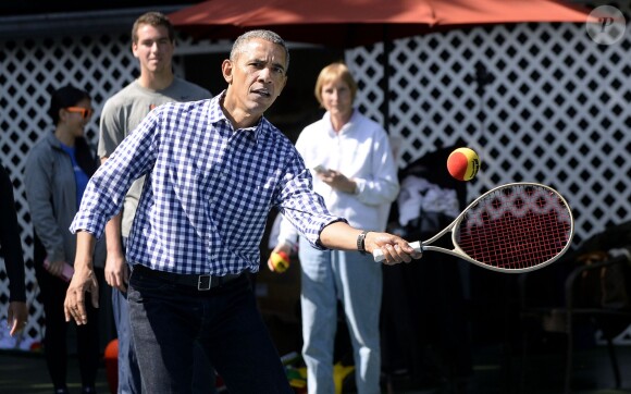 Barack Obama joue au tennis lors de la traditionnelle chasse aux oeufs de Pâques de la Maison Blanche à Washington, le 28 mars 2016.