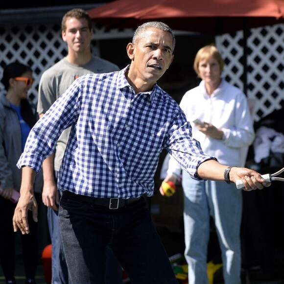 Barack Obama joue au tennis lors de la traditionnelle chasse aux oeufs de Pâques de la Maison Blanche à Washington, le 28 mars 2016.