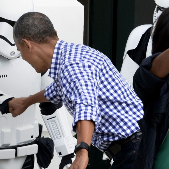 Barack Obama fait un check avec un storm trooper lors de la traditionnelle chasse aux oeufs de Pâques de la Maison Blanche à Washington, le 28 mars 2016.