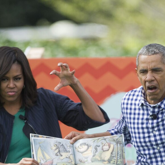 Barack Obama et sa femme Michelle Obama lisent "Where The Wild Things Are" lors de la traditionnelle chasse aux oeufs de Pâques de la Maison Blanche à Washington, le 28 mars 2016.