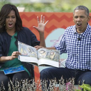 Barack Obama et sa femme Michelle Obama lisent "Where The Wild Things Are" lors de la traditionnelle chasse aux oeufs de Pâques de la Maison Blanche à Washington, le 28 mars 20