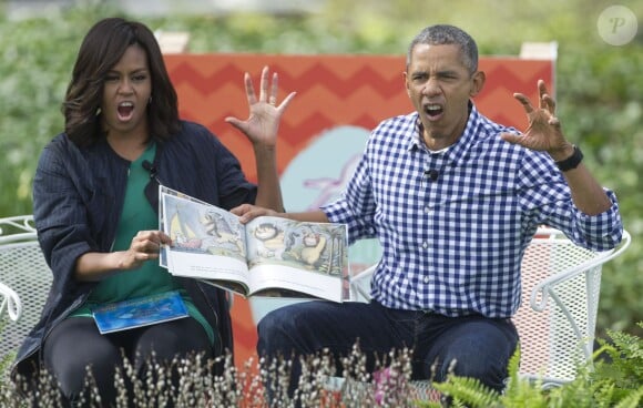 Barack Obama et sa femme Michelle Obama lisent "Where The Wild Things Are" lors de la traditionnelle chasse aux oeufs de Pâques de la Maison Blanche à Washington, le 28 mars 20