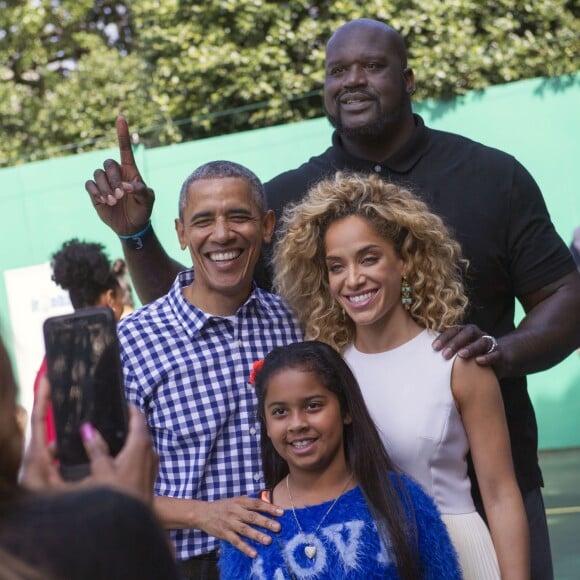 Barack Obama pose avec Shaquille O'neal  lors de la traditionnelle chasse aux oeufs de Pâques de la Maison Blanche à Washington, le 28 mars 2016.