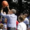 Barack Obama joue au baskett lors de la traditionnelle chasse aux oeufs de Pâques de la Maison Blanche à Washington, le 28 mars 2016.