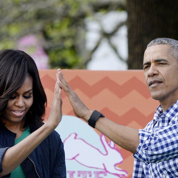 Barack Obama et sa femme Michelle Obama lisent "Where The Wild Things Are" lors de la traditionnelle chasse aux oeufs de Pâques de la Maison Blanche à Washington, le 28 mars 20