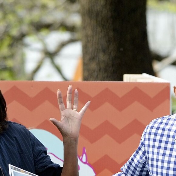 Barack Obama et sa femme Michelle Obama lisent "Where The Wild Things Are" lors de la traditionnelle chasse aux oeufs de Pâques de la Maison Blanche à Washington, le 28 mars 20