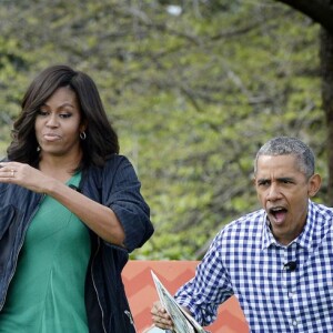 Barack Obama et sa femme Michelle Obama lisent "Where The Wild Things Are" lors de la traditionnelle chasse aux oeufs de Pâques de la Maison Blanche à Washington, le 28 mars 20