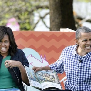 Barack Obama et sa femme Michelle Obama lisent "Where The Wild Things Are" lors de la traditionnelle chasse aux oeufs de Pâques de la Maison Blanche à Washington, le 28 mars 20