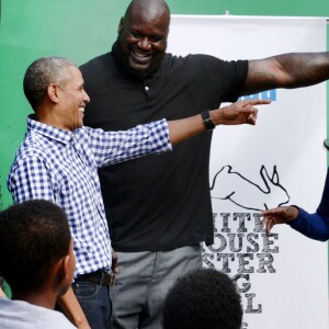 Barack Obama et la star de la NBA Shaquille O'Neal  lors de la traditionnelle chasse aux oeufs de Pâques de la Maison Blanche à Washington, le 28 mars 2016.
