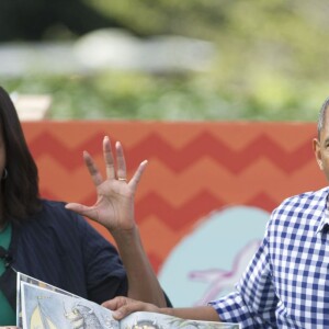 Barack Obama et sa femme Michelle Obama lisent "Where The Wild Things Are" lors de la traditionnelle chasse aux oeufs de Pâques de la Maison Blanche à Washington, le 28 mars 20