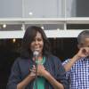 Barack Obama fait semblant de sécher une larme sur sa joue tandis que sa femme Michelle explique que c'est leurs dernières Pâques à la Maison Blanche, le 28 mars 2016.