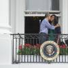 Barack Obama embrasse sa femme Michelle Obama  lors de la traditionnelle chasse aux oeufs de Pâques de la Maison Blanche à Washington, le 28 mars 2016.