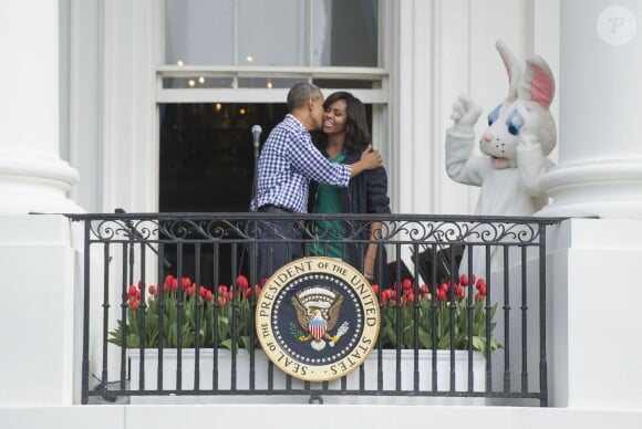Barack Obama embrasse sa femme Michelle Obama  lors de la traditionnelle chasse aux oeufs de Pâques de la Maison Blanche à Washington, le 28 mars 2016.
