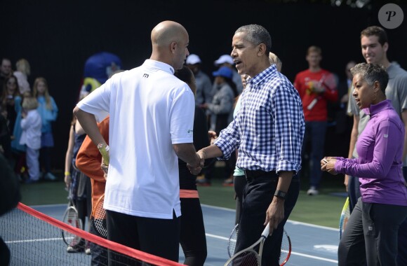Barack Obama discute avec le tennisman James Blake  lors de la traditionnelle chasse aux oeufs de Pâques de la Maison Blanche à Washington, le 28 mars 2016.