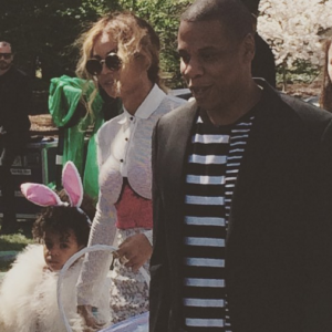 Beyoncé et son mari Jay-Z ainsi que leur petite Blue Ivy à la chasse aux oeufs de Paques organisée à la Maison Blanche, Washington. Photo publiée sur Instagram, le 28 mars 2016.