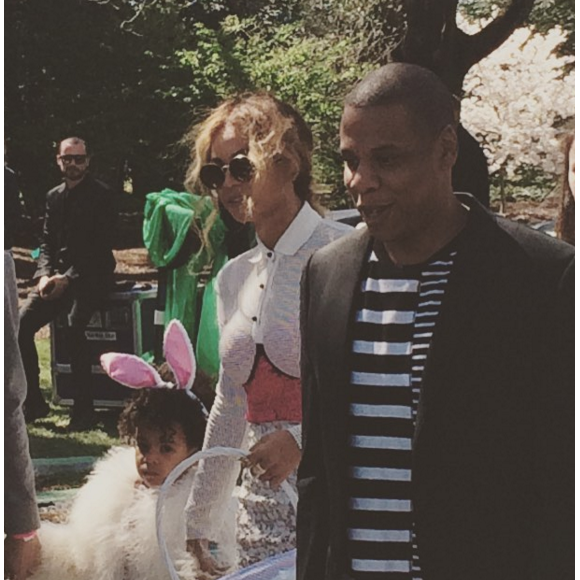Beyoncé et son mari Jay-Z ainsi que leur petite Blue Ivy à la chasse aux oeufs de Paques organisée à la Maison Blanche, Washington. Photo publiée sur Instagram, le 28 mars 2016.