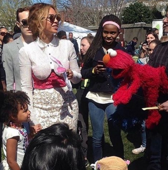 Beyoncé Knowles et sa fille Blue Ivy lors de la fête de Pâques organisée à la Maison Blanche par Barack et Michelle Obama. Photo publiée sur le compte Instagram de Beytrillest, le 28 mars 2016.