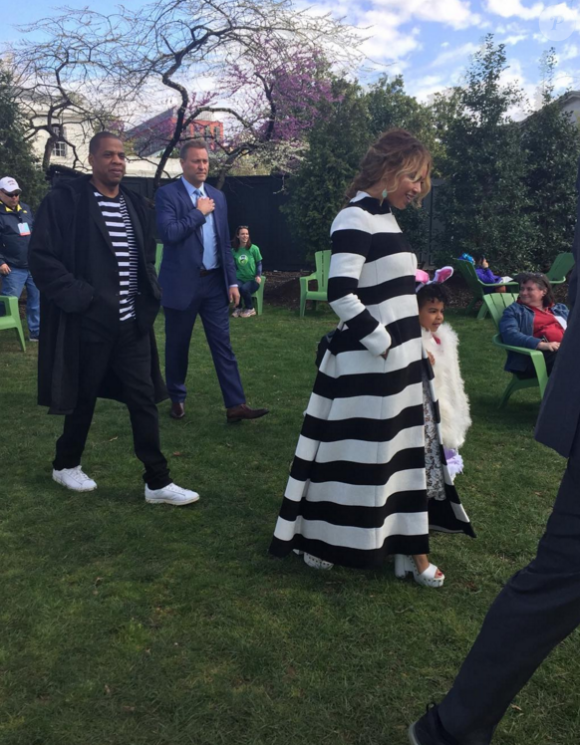 Beyoncé Knowles, son mari Jay Z et leur fille Blue Ivy à la Maison Blanche pour la fête annuelle de Pâques. Photo publiée sur le compte Instagram "Baldheadqueen", le 28 mars 2016.