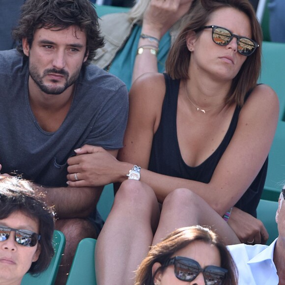 Laure Manaudou et son compagnon Jérémy Frérot dans les tribunes de ROland-Garros à Paris, le 7 juin 2015