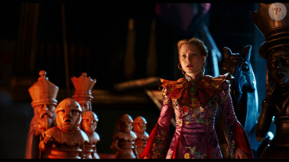 Mia Wasikowska dans Alice de l'autre côté du miroir.