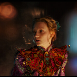 Mia Wasikowska dans Alice de l'autre côté du miroir.