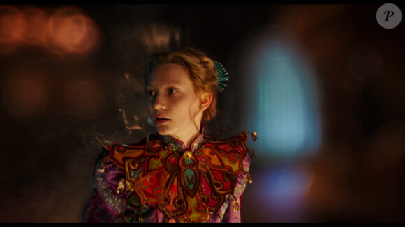 Mia Wasikowska dans Alice de l'autre côté du miroir.
