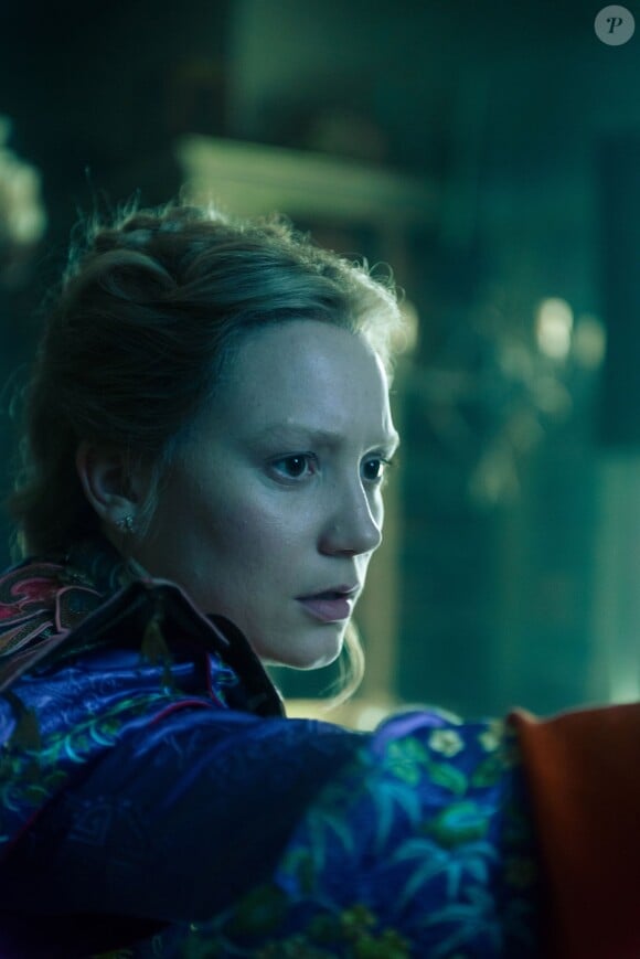Mia Wasikowska dans Alice de l'autre côté du miroir.