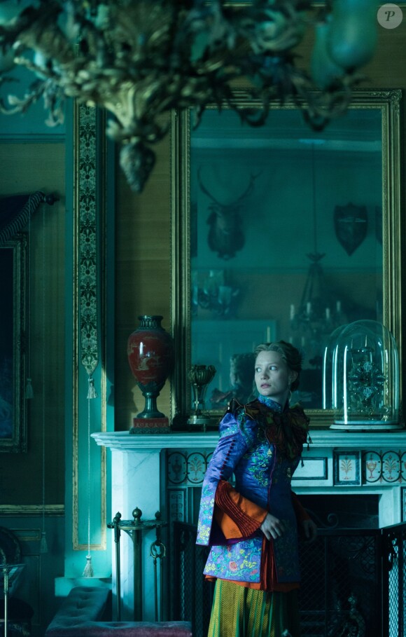Mia Wasikowska dans Alice de l'autre côté du miroir.