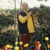 Jean-Pierre Coffe dans son jardin à Lanneray, en avril 1993. Mort le 29 mars 2016 à 78 ans, c'est là qu'il souhaitait que ses cendres soient dispersées. © Michel Marizy via BestImage