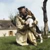 Jean-Pierre Coffe en avril 1993 dans son jardin à Lanneray avec son chien Monsieur Fairbanks. Mort le 29 mars 2016 à 78 ans, c'est là qu'il souhaitait que ses cendres soient dispersées. © Michel Marizy via BestImage