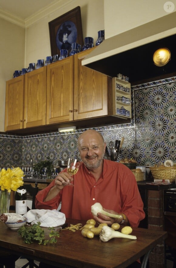Jean-Pierre Coffe chez lui en avril 1993. Le fameux gastronome est mort chez lui à Lanneray le 29 mars 2016 à 78 ans ; il avait confié souhaiter que ses cendres soient dispersées dans son jardin. © Michel Marizy via BestImage