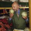Jean-Pierre Coffe achetant des melons en 1989. Le fameux gastronome est mort chez lui à Lanneray le 29 mars 2016 à 78 ans ; il avait confié souhaiter que ses cendres soient dispersées dans son jardin. © Alain Canu via BestImage