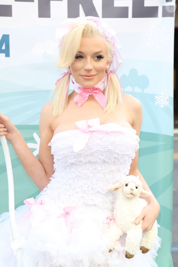 Courtney Stodden, habillée très sexy, défend la cause animale à travers l'association PETA, en plein coeur de Hollywood. Le 24 novembre 2015