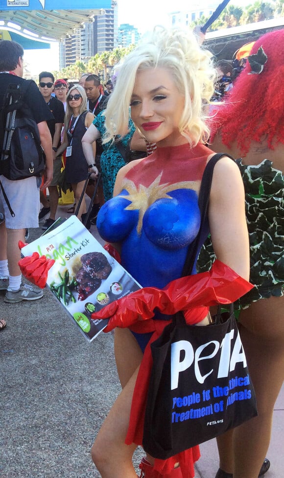 La starlette Courtney Stodden milite pour la PETA au Comic Con 2015 le 10 juillet 2015.