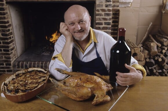 Jean-Pierre Coffe chez lui, à Lanneray, présentant une de ses recettes, en décembre 1995. © Alain Canu via Bestimage