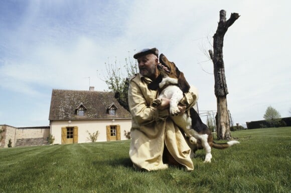 Jean-Pierre Coffe avec son chien Monsieur Fairbanks dans le jardin de sa maison de Lanneray en 1993. © Michel Marizy via BestImage