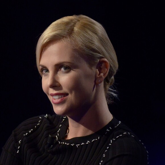 Charlize Theron donne une interview sur le plateau de l'émission Che tempo che Fa à Milan le 31 mars 2016.