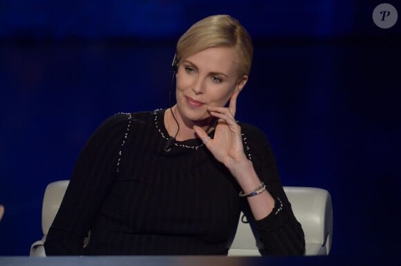 Charlize Theron donne une interview sur le plateau de l'émission Che tempo che Fa à Milan le 31 mars 2016.