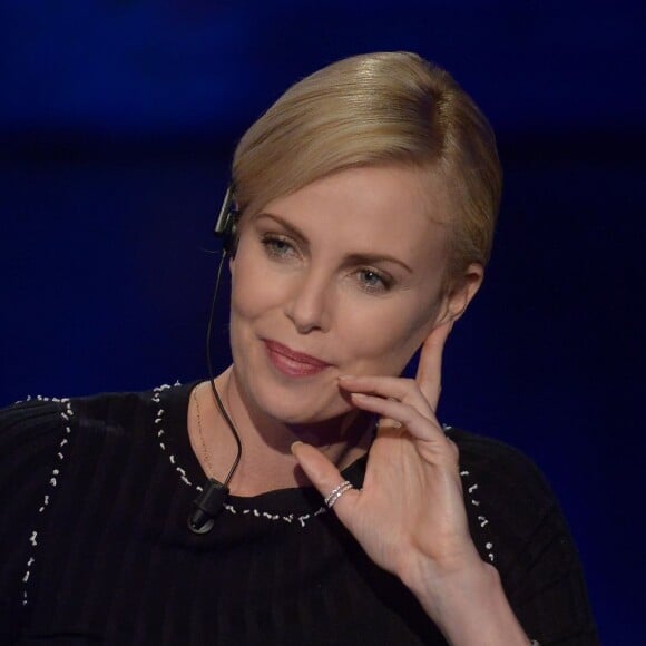 Charlize Theron donne une interview sur le plateau de l'émission Che tempo che Fa à Milan le 31 mars 2016.