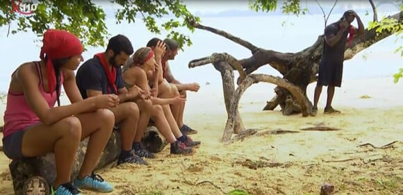 Steve (Koh Lanta 2016) au téléphone avec sa femme, après avoir remporté une épreuve de confort lors de l'épisode du 1er avril 2016, sur TF1