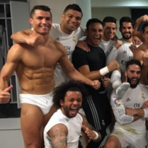 Cristiano Ronaldo - en slip - et ses coéquipiers du Real Madrid fêtant leur victoire (2-1) contre le FC Barcelone au Camp Nou lors du Clasico le 2 avril 2016. Photo Instagram Cristiano Ronaldo.